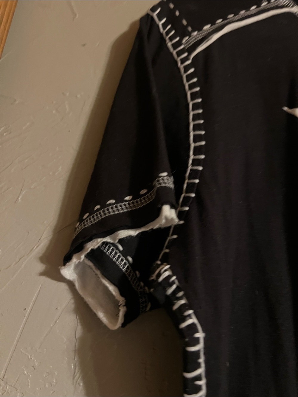 Vintage-Inspired Black Embroidered Arrow Tee - Picture 3 of 5